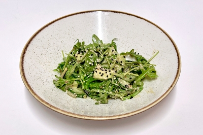 Салат с авокадо и чукой