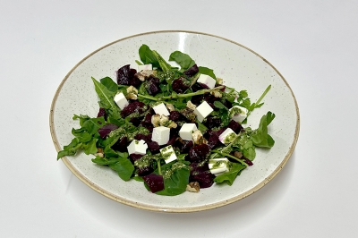 Салат с рукколой, свеклой и фета