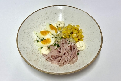 Салат с ветчиной и кукурузой